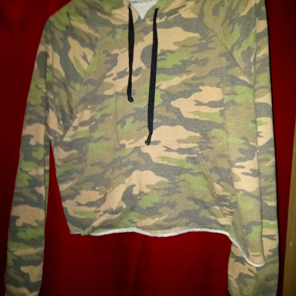Juniors camo crop top on
